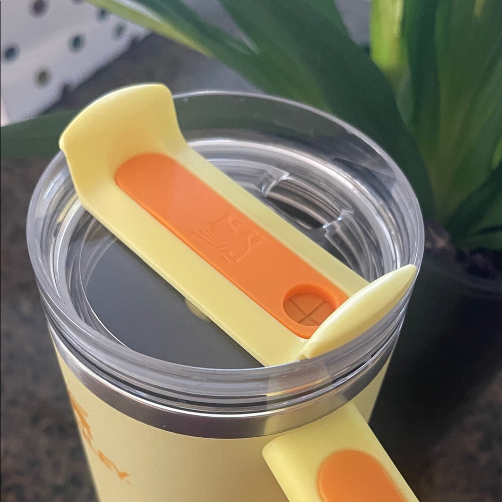 Stanley Bright Yellow Travel Mug 30 oz - Picture 3 of 8